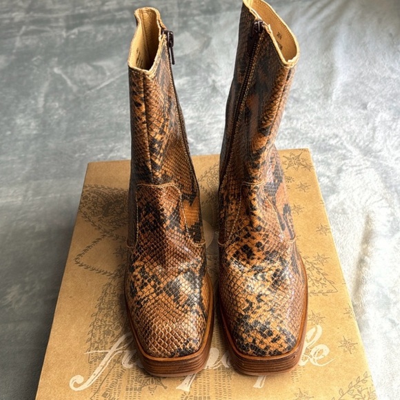 🎯NWOB Free People Ruby Shine Platform Boot Brown Snake Size 6.5 - Picture 3 of 8